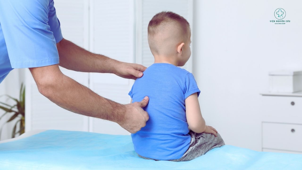 Nguyên nhân gây vẹo cột sống ở trẻ em Nguyên nhân gây vẹo cột sống ở trẻ em